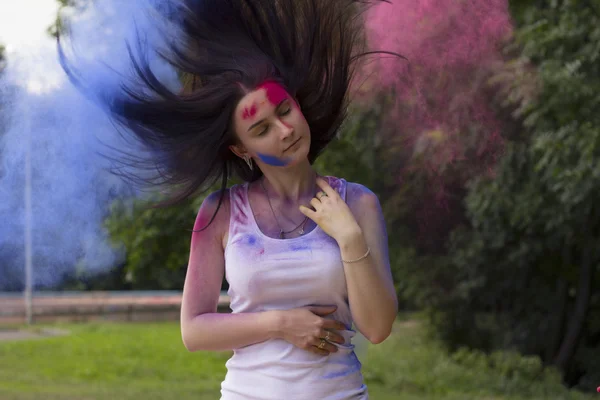 Wanita dengan rambut bergerak dengan bubuk berwarna — Stok Foto