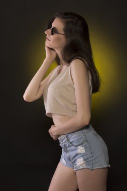 Güzel kadın siyah güneş gözlüğü stüdyoda poz