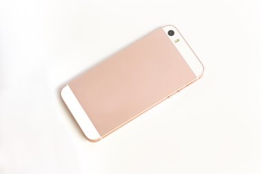 Beyaz bir arka plan bir pembe cep telefonu closeup çekim