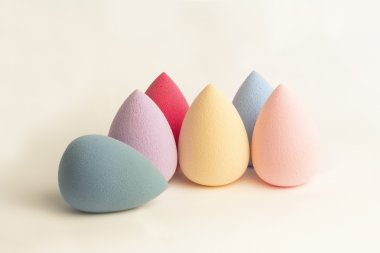 Gri bir arka plan üzerinde kozmetik süngerler