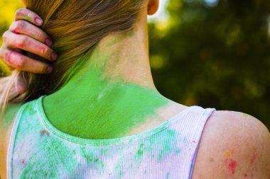 Kadın geri kuru renk tozla kaplı