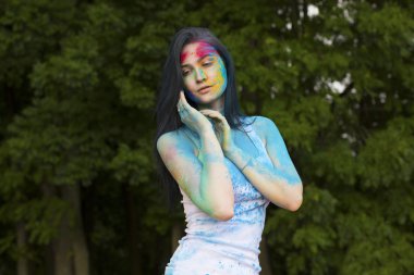 Sokağın poz çok esmer kadın kapalı renk boya