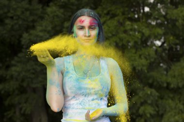 Güzel genç modeli ile sarı Kuru toz