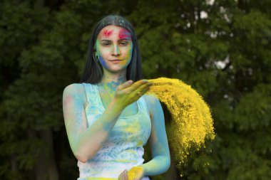 Yüzünde renkli toz ile esmer kadın