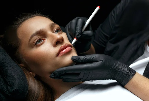 Estilista Beleza Fazendo Forma Lábios Antes Procedimento Maquiagem Permanente Salão — Fotografia de Stock