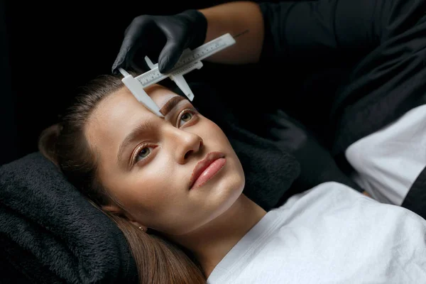 Brow Stylist Measuring Eyebrows Ruler Microblading Procedure Beauty Salon — Stock Photo, Image