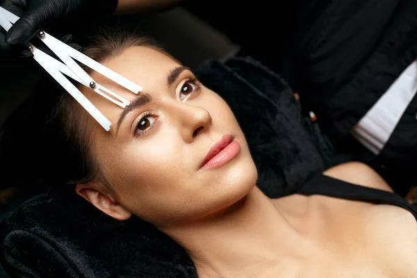 Beauty Master Measuring Eyebrows Change Its Shape Microblading Procedure Closeup — Stock Photo, Image