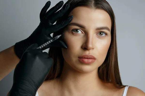 Glamorous Woman Getting Botox Injection Her Face Studio Shot Grey — Stock Photo, Image