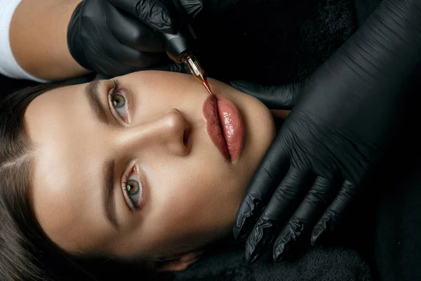 Young Tanned Brunette Woman Having Lip Permanent Procedure Beauty Studio — Stock Photo, Image