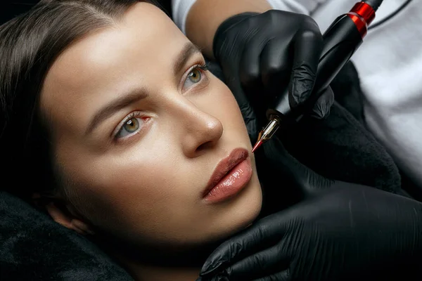 Amazing Brunette Woman Having Lip Permanent Procedure Beauty Studio Top — Stock Photo, Image