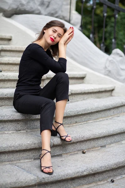 Mujer Morena Lujo Con Labios Rojos Lleva Traje Negro Sentado — Foto de Stock