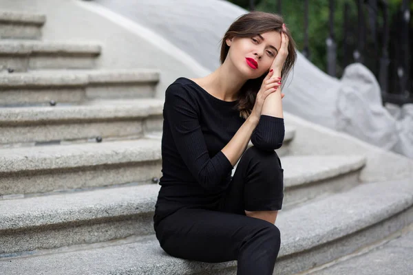 Mujer Morena Elegante Con Labios Rojos Lleva Traje Negro Sentado — Foto de Stock