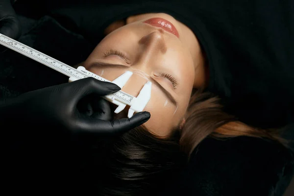Beautician Makes Measuring Brow Microblading Stylish Brunette Woman Cosmetology Salon — Stock Photo, Image