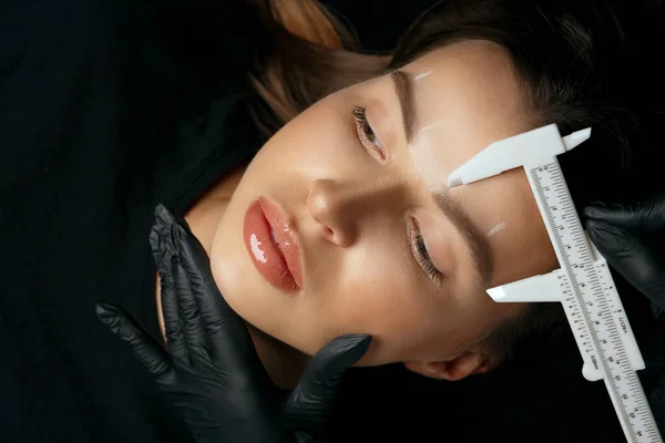 Woman Gloves Makes Measuring Permanent Brow Makeup Gorgeous Brunette Woman — Stock Photo, Image