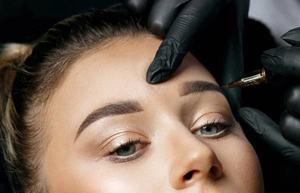 Cosmetician Luvas Fazendo Sobrancelha Maquiagem Permanente Para Uma Mulher Loira — Fotografia de Stock