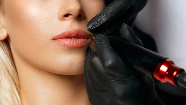 Beauty Specialist Gloves Applying Permanent Lip Makeup Glorious Young Woma — Stock Photo, Image