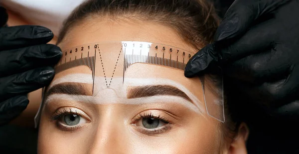 Cosmetician Making Measuring Ruler Getting Ready Apply Makeup Client Closeup — Stock Photo, Image