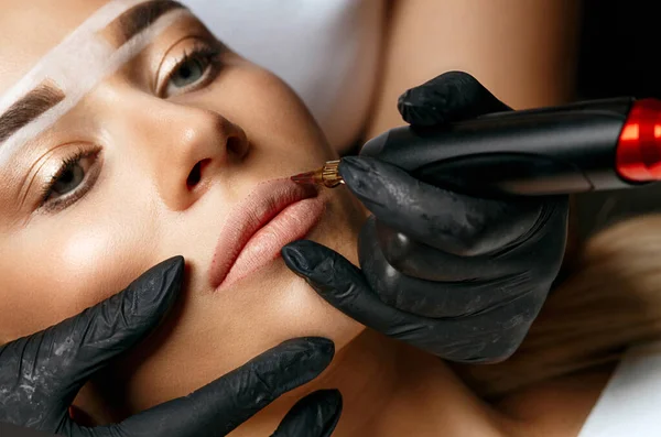 Young Woman Brow Markup Having Permanent Makeup Lips Beauty Salo — Stock Photo, Image