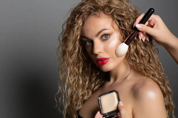 Maquillaje Artista Aplicando Polvo Fijación Una Cara Mujer Glamour Espacio — Foto de Stock