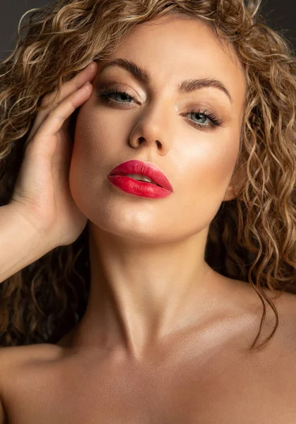Studio Mody Portret Pięknej Blondynki Idealną Skórą Czerwonymi Ustami Strzał — Zdjęcie stockowe
