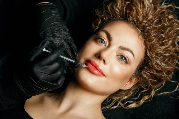 Ręce Kosmetologa Lekarza Rękawiczkach Wykonujących Wstrzyknięcie Wypełniacza Usta Kobiety Widok — Zdjęcie stockowe