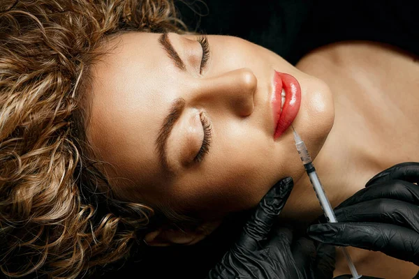 Közelkép Egy Kozmetikusról Kesztyűben Aki Ajaknövelő Beavatkozást Végez Egy Ügyfélnél — Stock Fotó