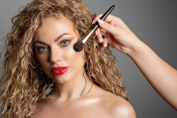 Professional Makeup Artist Applying Highlighter Woman Cheekbone Photo Session — Stock Photo, Image