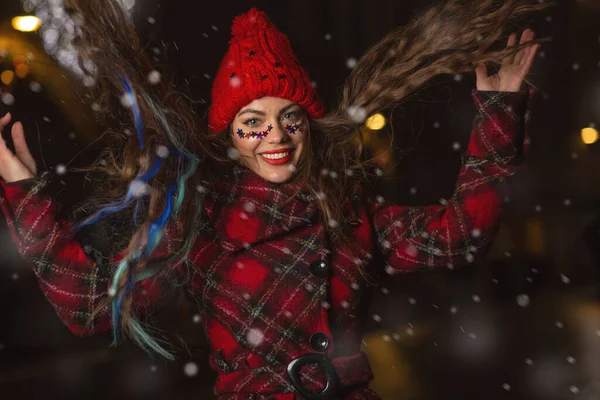 Vinterporträtt Glad Kvinna Med Långt Fladdrande Hår Som Har Roligt — Stockfoto