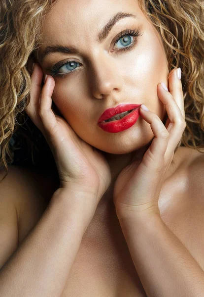 Zbliżenie Moda Portret Glamour Młoda Kobieta Czerwonymi Ustami Kręcone Włosy — Zdjęcie stockowe