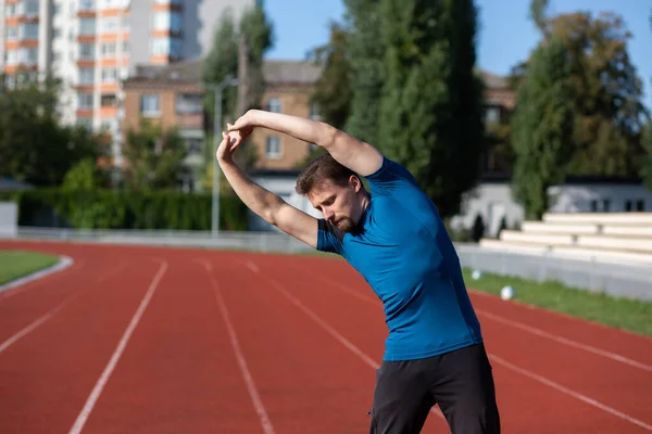 Hombre Barbudo Atlético Calienta Antes Del Entrenamiento Staduim Espacio Para — Foto de Stock