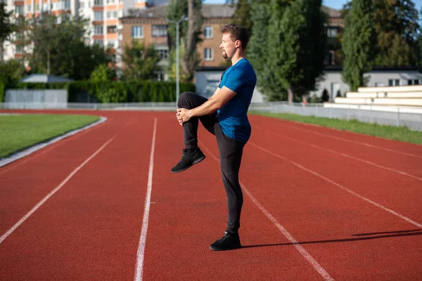 Hombre Barbudo Atlético Haciendo Estiramiento Pista Antes Correr Espacio Para — Foto de Stock