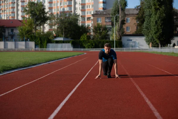 Joven Barbudo Concentrado Está Listo Para Correr Pista Estadio Espacio — Foto de Stock