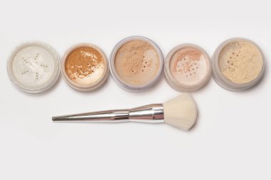 Bir fırça ile gevşek fosforlu kalemler ve kozmetik ayar tozları