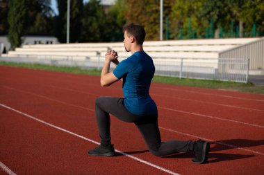 Stadyuma atlayan güçlü bir sporcu. Metin için boşluk
