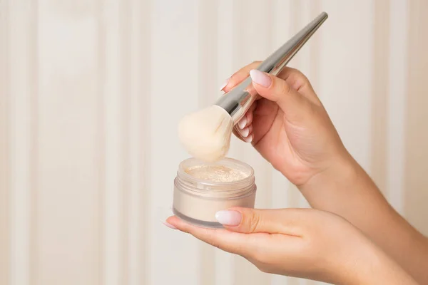 Mujer Con Cepillo Usando Polvo Suelto Sobre Fondo Beige Espacio — Foto de Stock