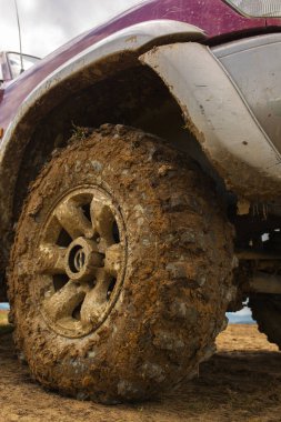 Çamurlu ve çamurlu SUV otomobili. Yakın çekim.