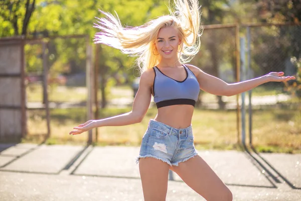 Tevreden Fitness Vrouw Met Fladderend Haar Poseren Buiten Lege Ruimte — Stockfoto