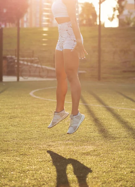 Mulher Fitness Com Pernas Musculares Usa Sutiã Esporte Shorts Pulando — Fotografia de Stock