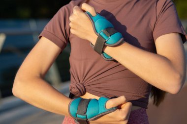 Spor ağırlıklarıyla el egzersizi yapan atletik zayıf kadın.