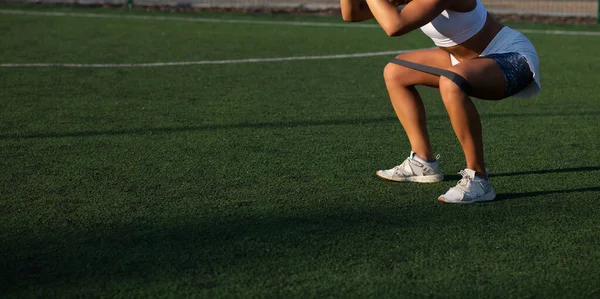 Musculosa Deportista Haciendo Sentadillas Con Banda Fitness Campo Fútbol Espacio — Foto de Stock