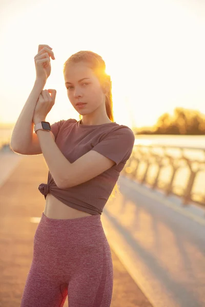 Slim Athletic Ginger Woman Wears Sport Apparel Posing Bridge Sunrise — Stock Photo, Image