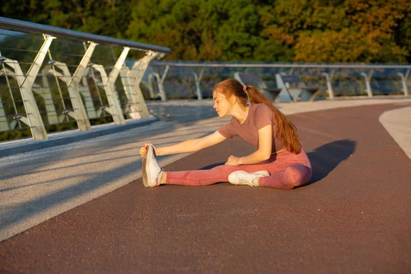 Slim Red Head Fitness Woman Doing Stretching Training Bridge Morning — Stock Photo, Image