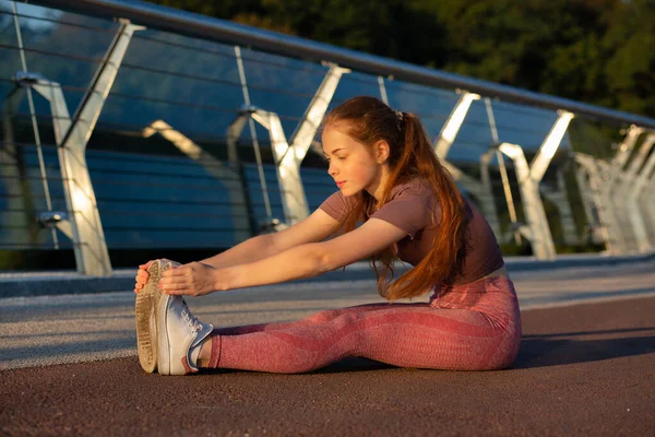 Flexible Fit Redhead Woman Warms Bridge Workout — Stock Photo, Image