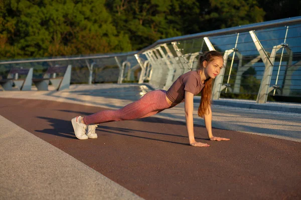 Atletisk Röd Huvud Fitness Kvinna Sport Kläder Gör Planka Motion — Stockfoto