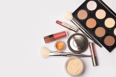 Düz bir palet, ruj, krem rengi göz farı ve barut. Metin için boşluk