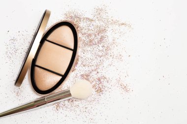 Açık bej ten için fırçası olan parlak parlak bir palet. Parıltılı gri bir arkaplan. Boş boşluk