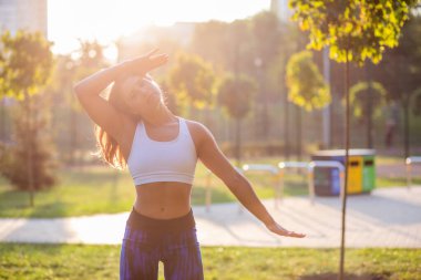 Muhteşem formda kadın koşmadan önce spor tişörtü giyer. Metin için boşluk