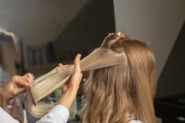 Kuaför kuaförde kuaför kadın saçı tarıyor. Yakın çekim.