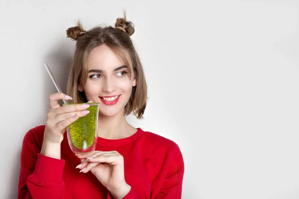 Vrolijke Brunette Draagt Rode Trui Met Een Glas Groen Sap — Stockfoto