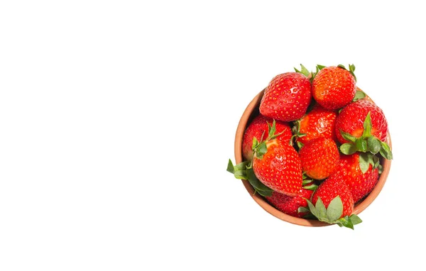 Pile Red Strawberries Leaves Ceramic Plate Isolated White Background Space — Stock Photo, Image